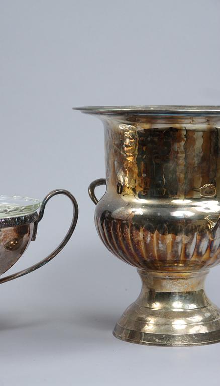 VINKYLARE, 2 st, samt JARDINIERE, nysilver, 1900-talets första hälft.