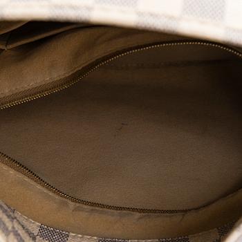 Louis Vuitton, an 'Artsy MM' handbag.