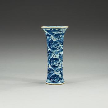 TRUMPETVAS, porslin. Qing dynastin, Kangxi (1662-1722).