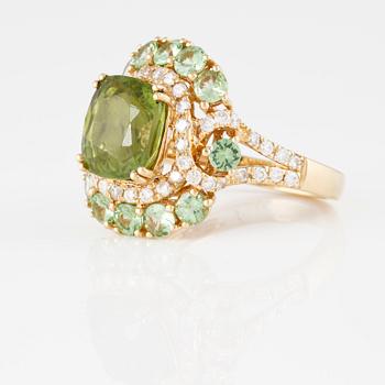 RING, 18K guld med briljantslipade diamanter ca 0.50 ct, samt fasettslipade peridoter ca 3.50 samt grossular ca 1.30.