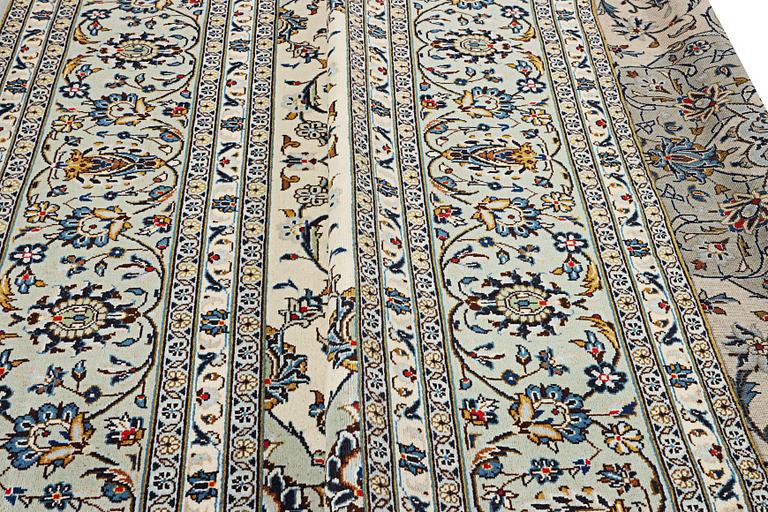 A Kashan carpet, c. 400 x 290 cm.