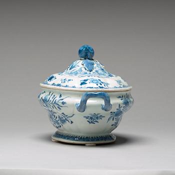 A blue and white tureen with cover, Qing dynasty, Qianlong (1736-95).