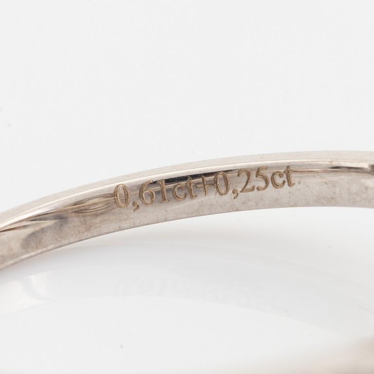 Ring med gammalslipad diamant och briljantslipade diamanter.