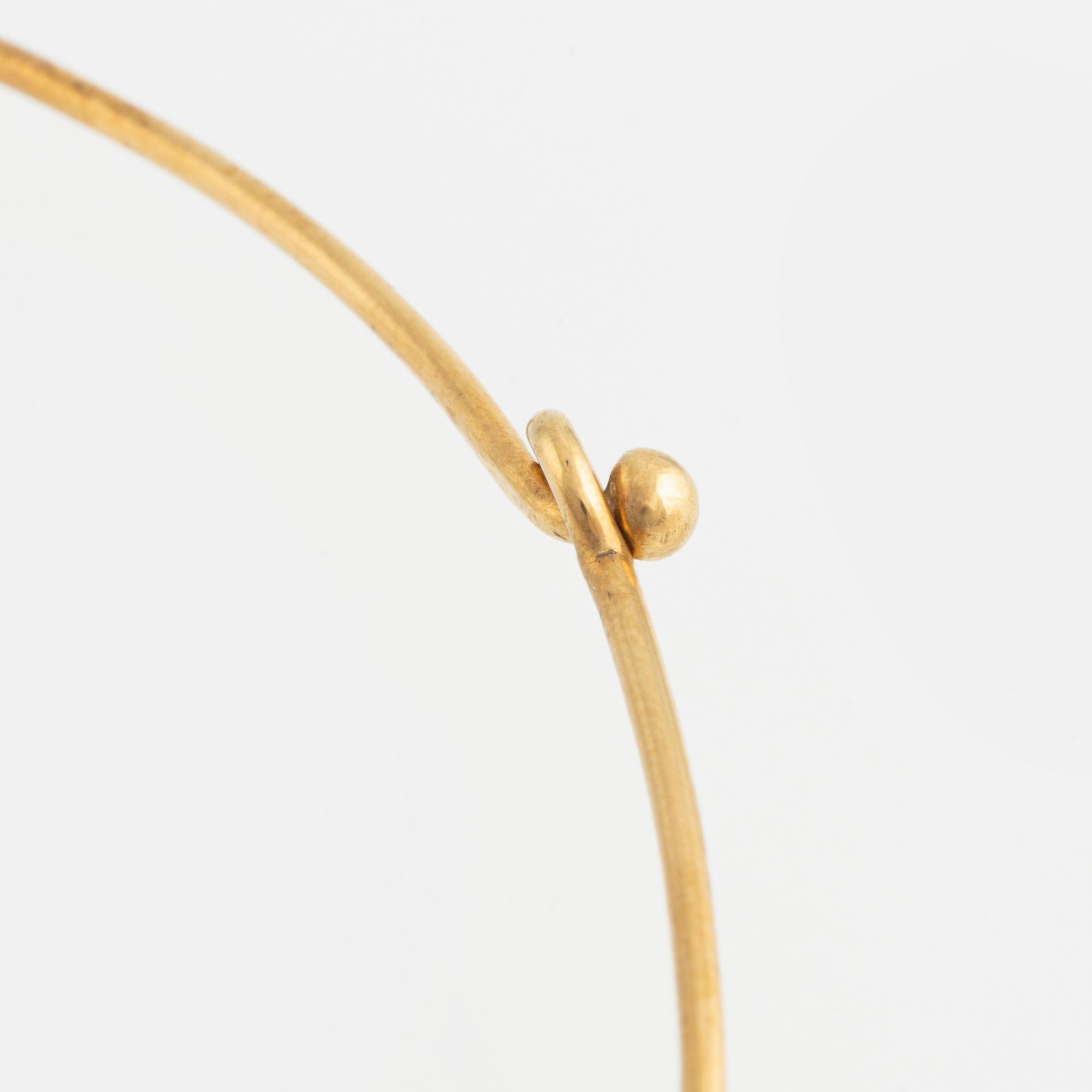 18K gold necklace.