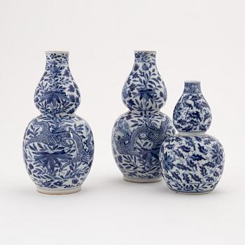 A set of three blue and white vases, Qing dynasty, 19th century.