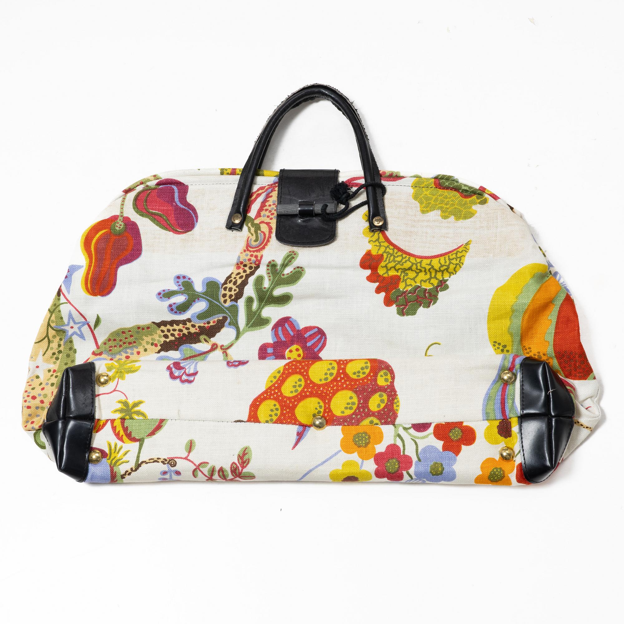 A collection of textiles, as well as a bag, Firm Svenskt Tenn.