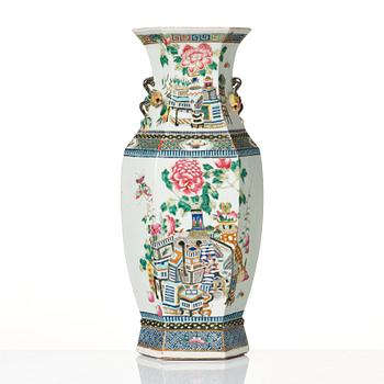 A large famille rose '100 antiques' vase, late Qing dynasty, circa 1900.