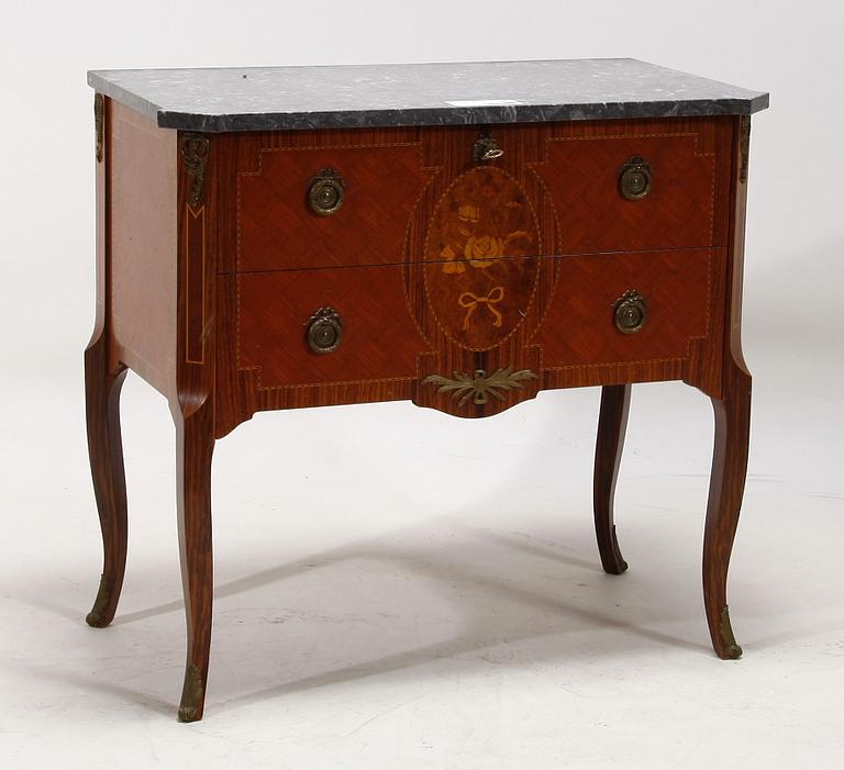 BYRÅ, gustaviansk stil, 1900-tal.