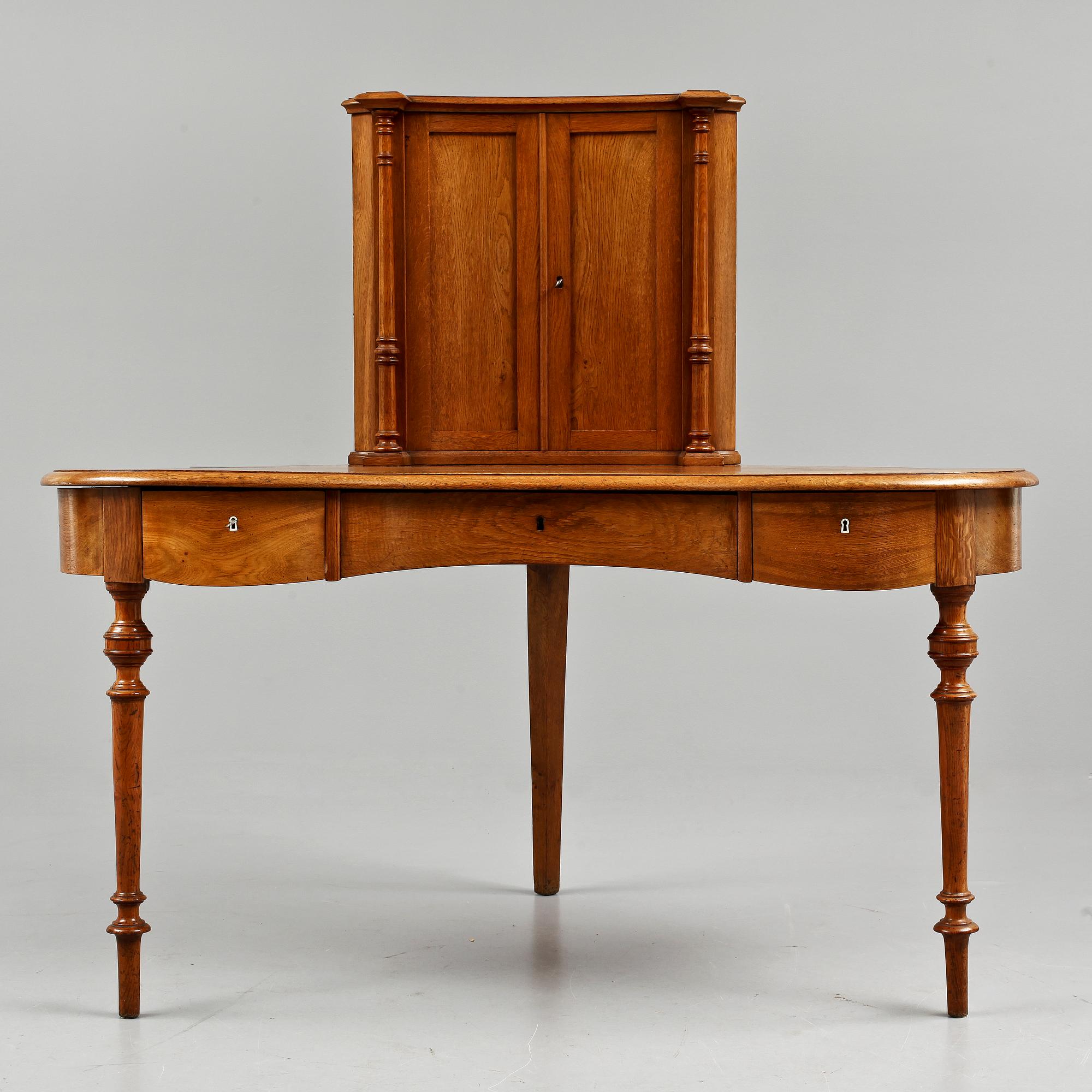 HÖRNSKRIVBORD, sekelskiftet 1900.