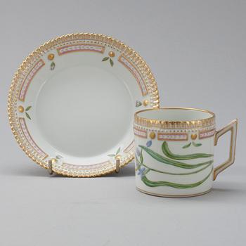 KOPP MED FAT, porslin, "Flora Danica", Royal Copenhagen, Danmark 1984-1991.