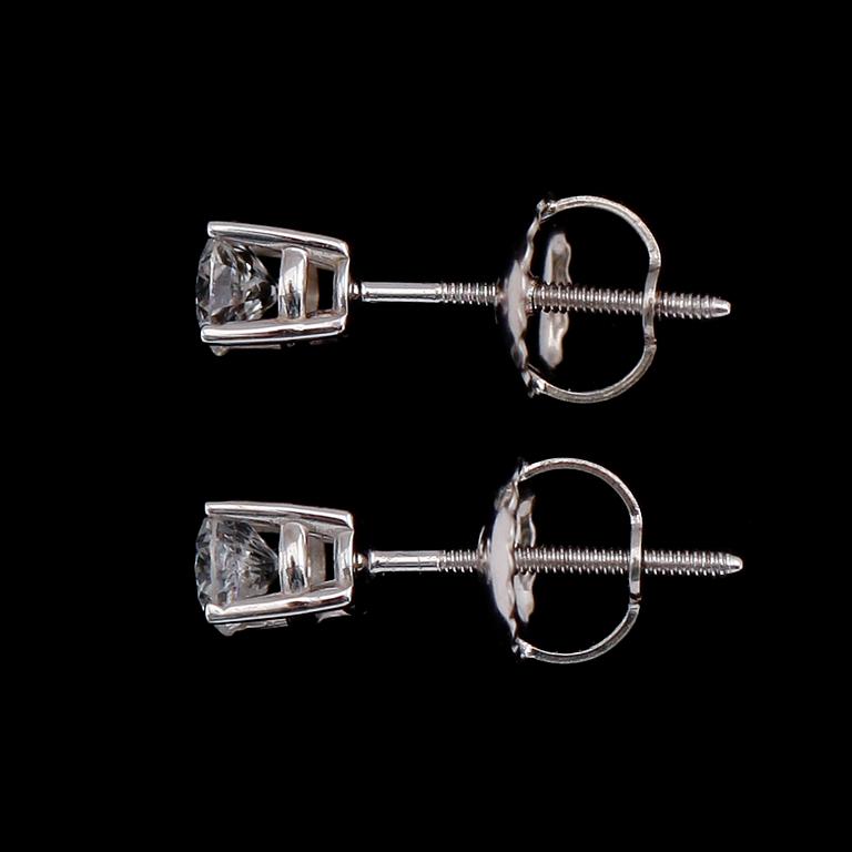 ÖRHÄNGEN, 1 par, 14 k vitguld, solitära briljantslipade diamanter tot 0.33 ct.