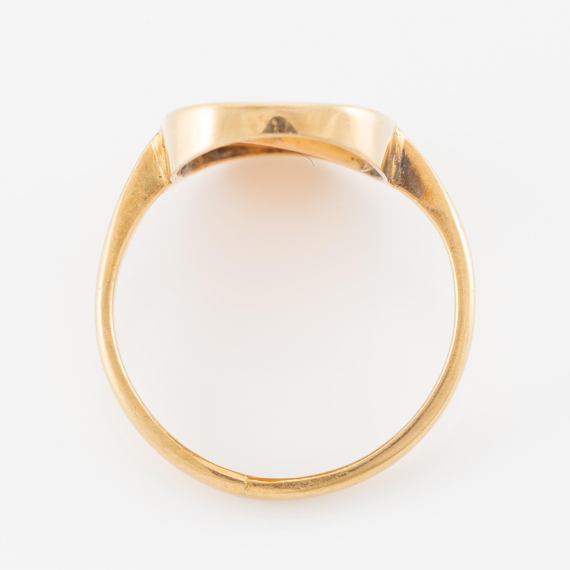 Ring in 18K gold with a shell cameo.