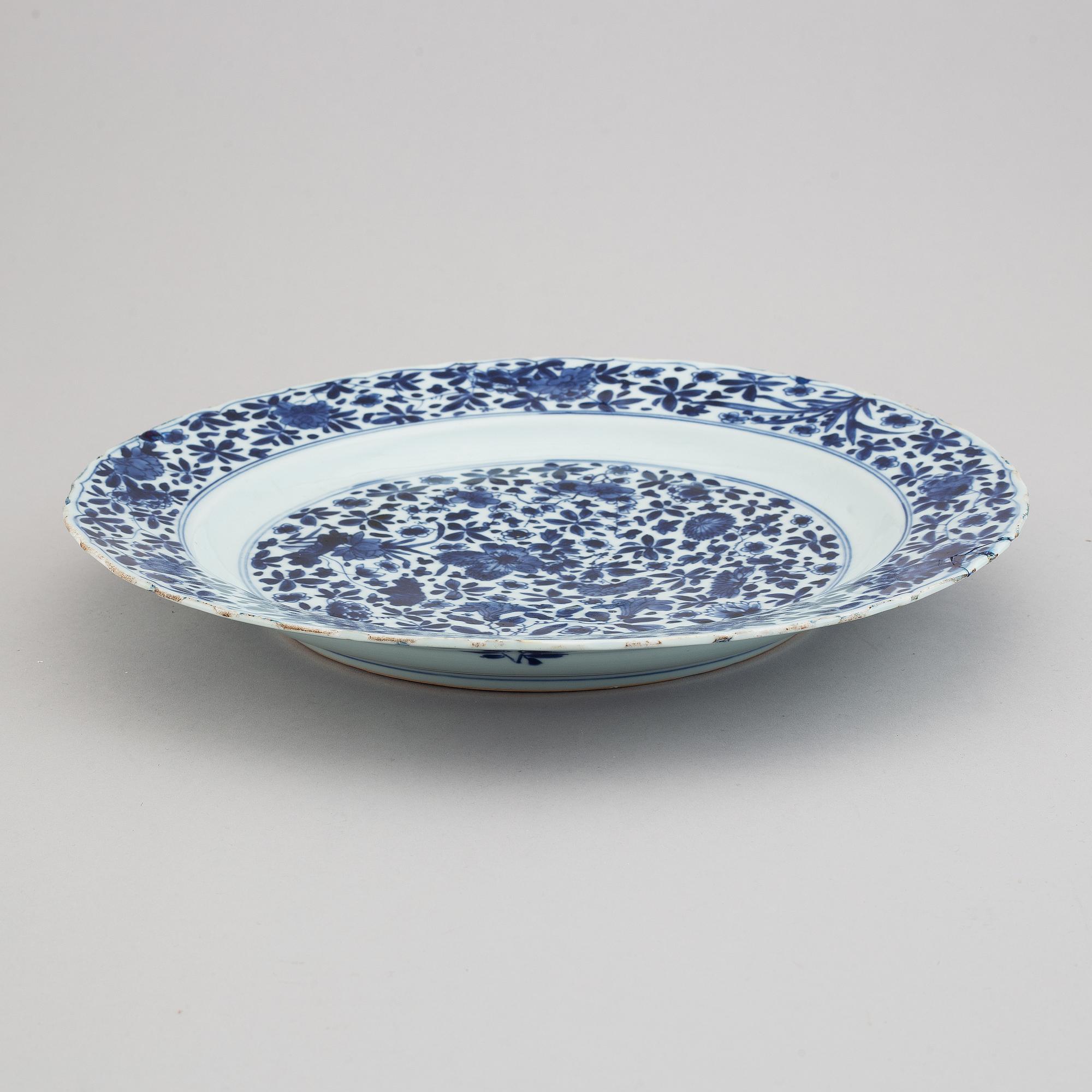 A blue and white serving dish, Qing dynasty,  Kangxi (1662-1722).
