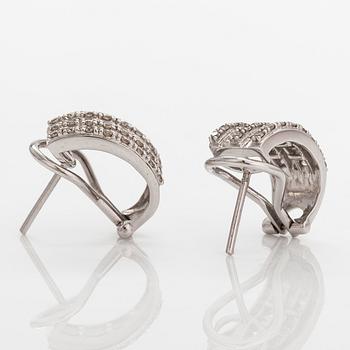 A pair of 14K white gold earrings with diamonds ca. 0.98 ct in total.