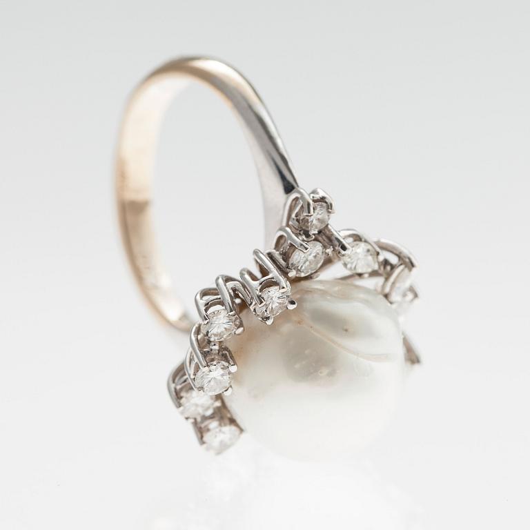 RING, 18K vitguld. Briljant- och navetteslipade diamanter. Barock söderhavspärla. Vikt 7,1 g.