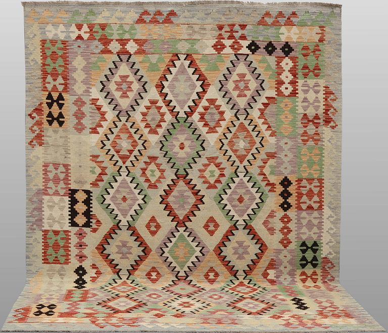 A Kilim carpet, approx. 293 x 202 cm.