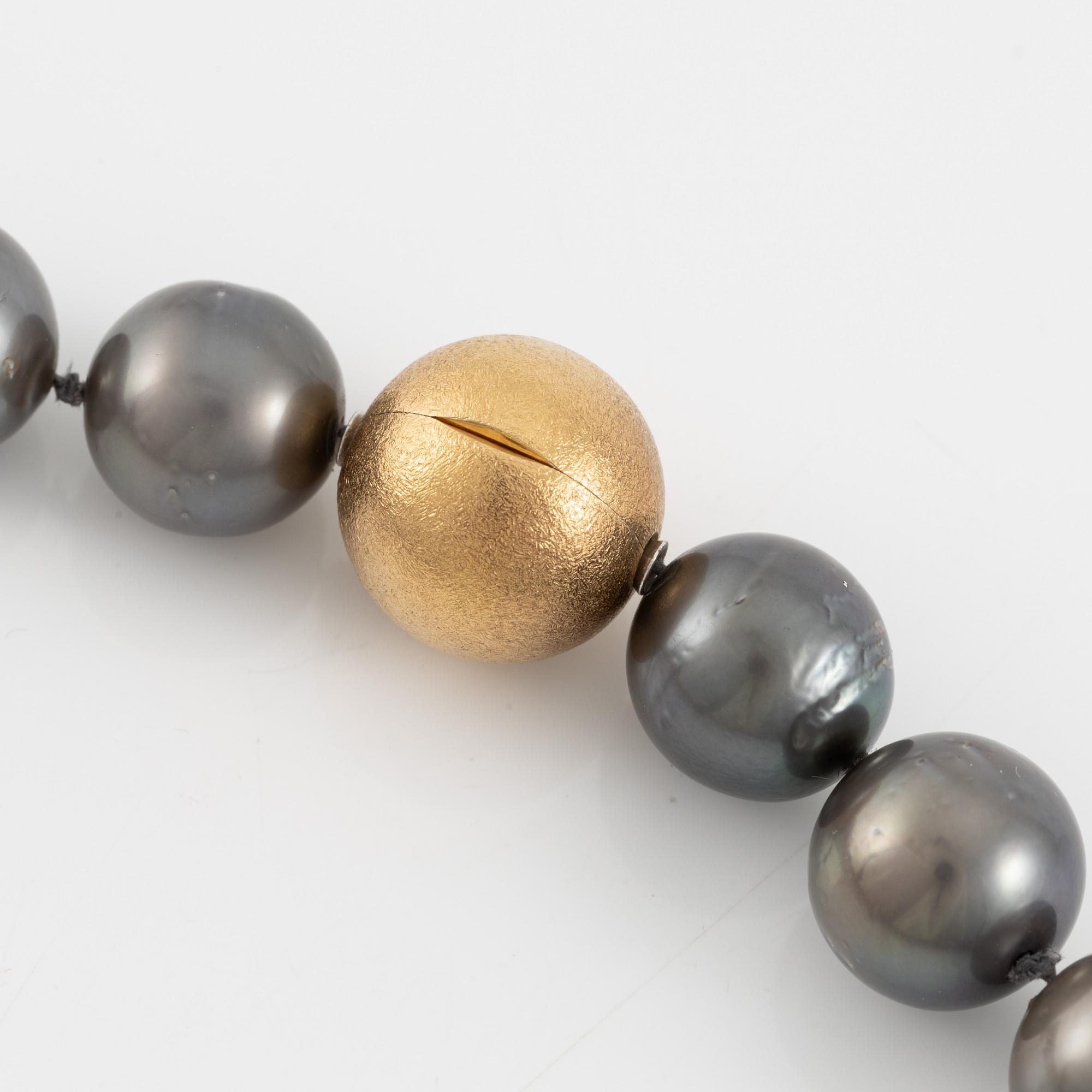 Collier, med doserade odlade Tahitipärlor, lås Ole Lynggaard, 18K guld.