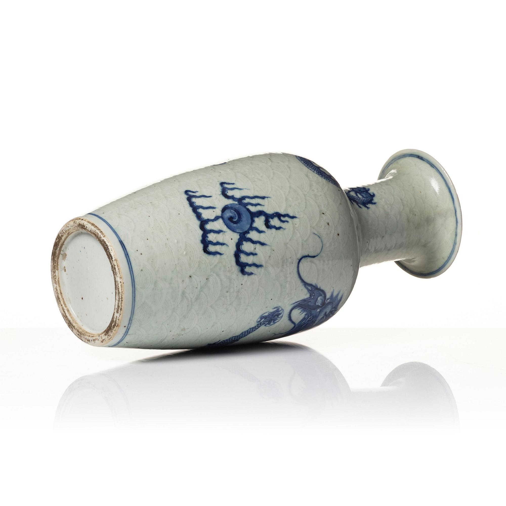 A large Chinese blue and white 'five clawed dragon vase' vase, late Qing dynasty, 19th century.