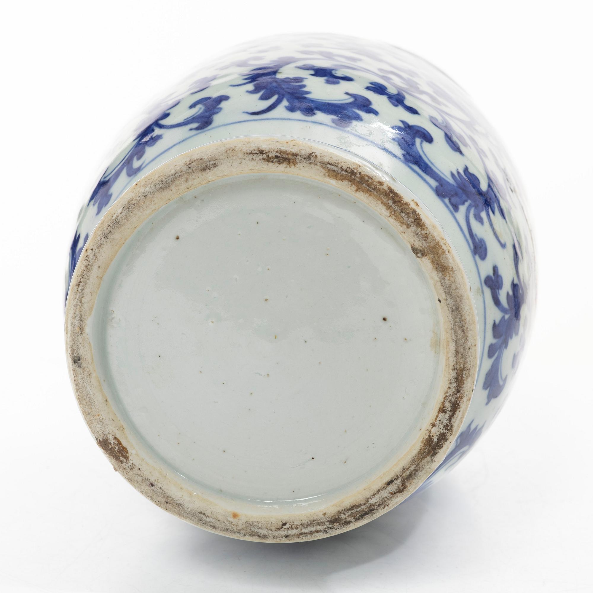 A blue and white porcelain vase, China, Qing dynasty, 19th century.