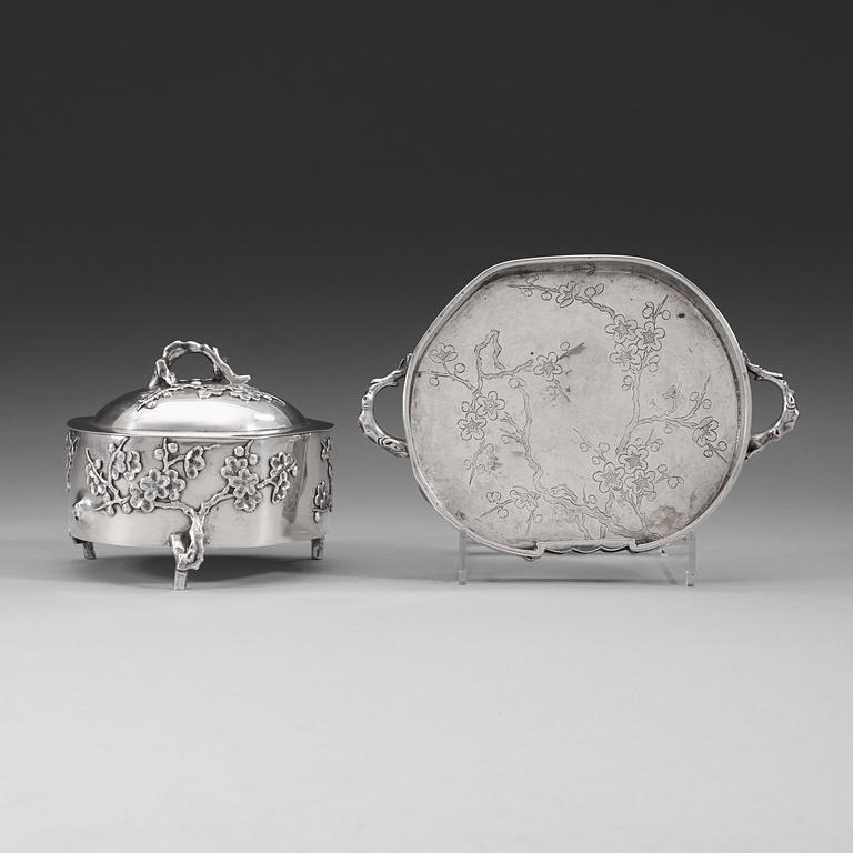 A Chinese export silver box with cover and tray by an unidentified maker, early 20th Century.