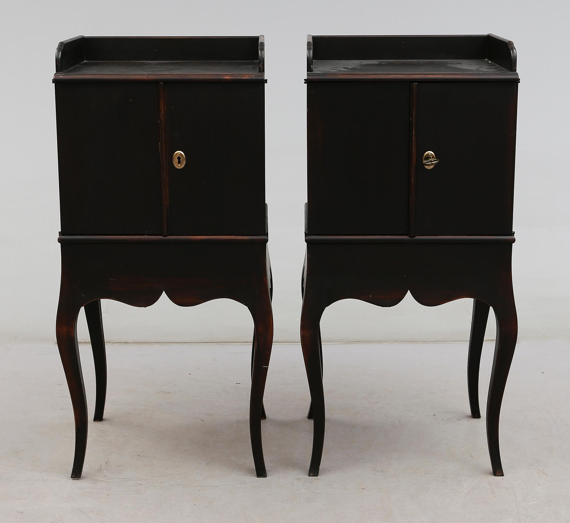 SÄNGBORD, 1 par, rokokostil, för Nationalmuseum, 1900-talets andra hälft.