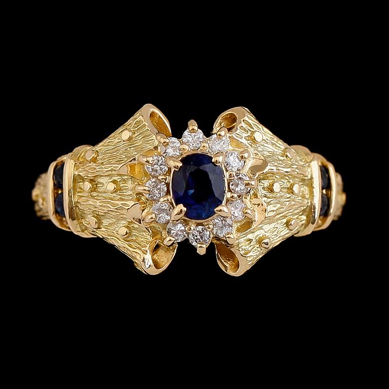 RING, 18 k guld, safirer och briljantslipade diamanter. Vikt ca 4,1 g.