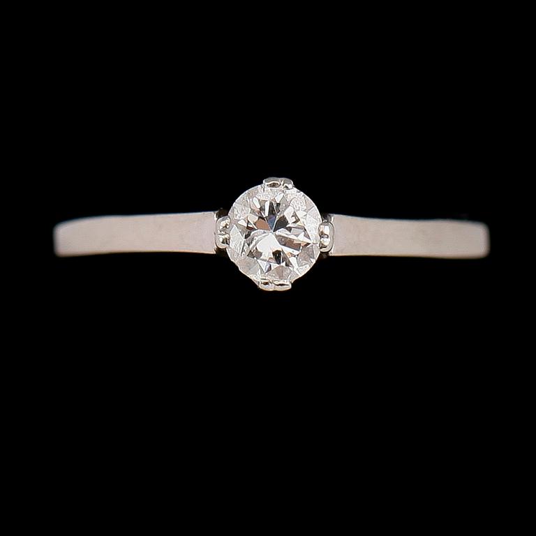 RING, 18 k vitguld med briljantslipad diamant 0.31 ct enligt gravyr.