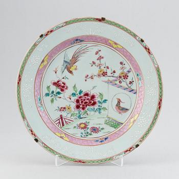 A famille rose serving dish, Qing dynasty, Qianlong (1736-95).