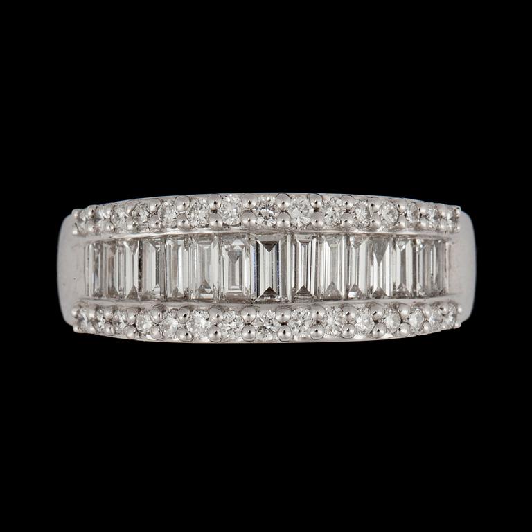 RING med baguette- och briljantslipade diamanter, ca 0.89 ct. Kvalitet H/ SI.