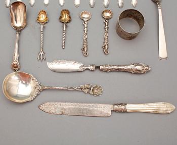 BESTICKSERVISDELAR, mestadels Sverige/England, 1800/1900-tal. Totalvikt ca 735 gram.