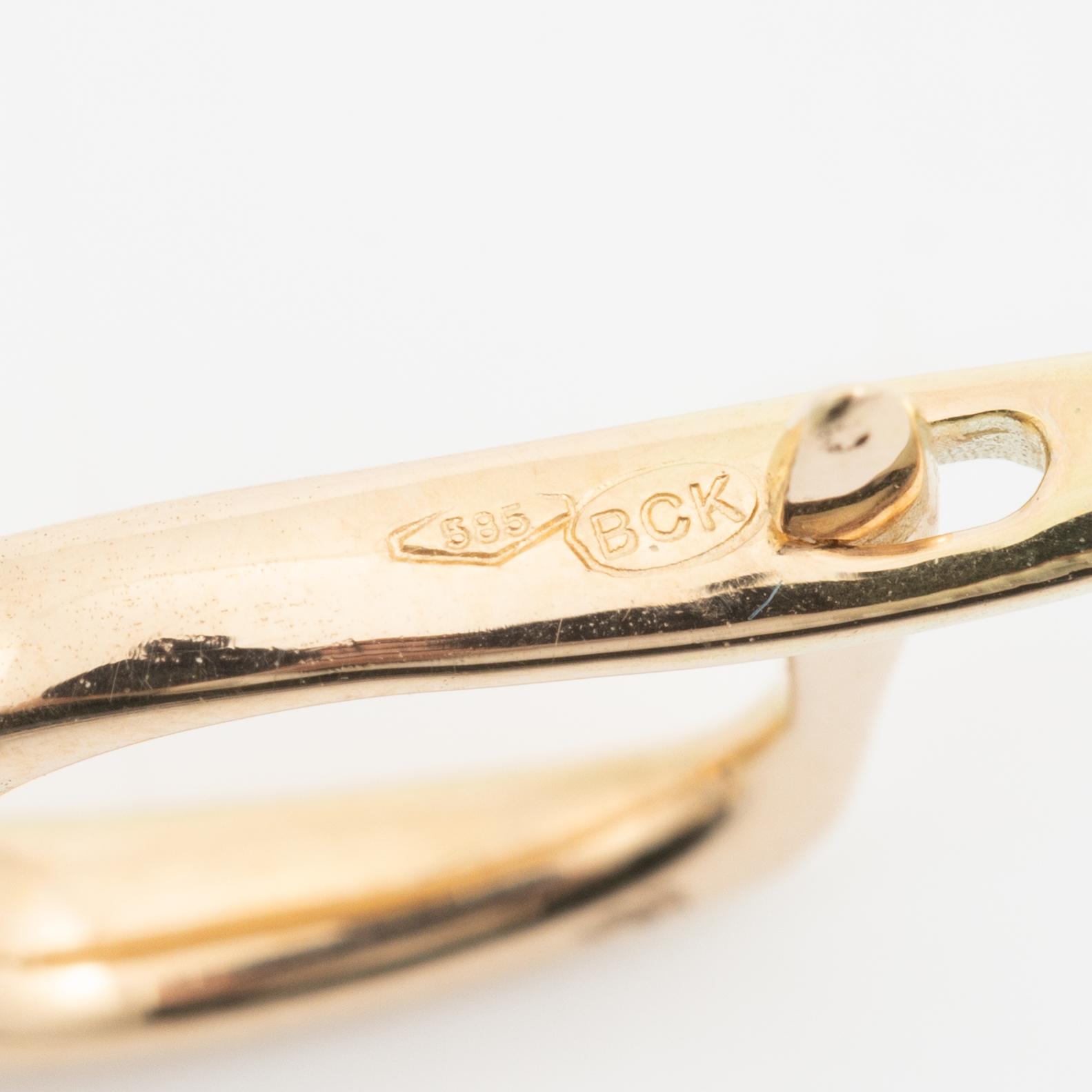 Earrings in 14K gold with oval morganites and brilliant-cut diamonds.