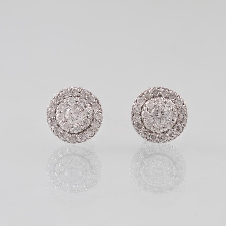 ÖRHÄNGEN, 14K vitguld med briljantslipade diamanter ca 0.66 ct. Vikt 2,3 gram.
