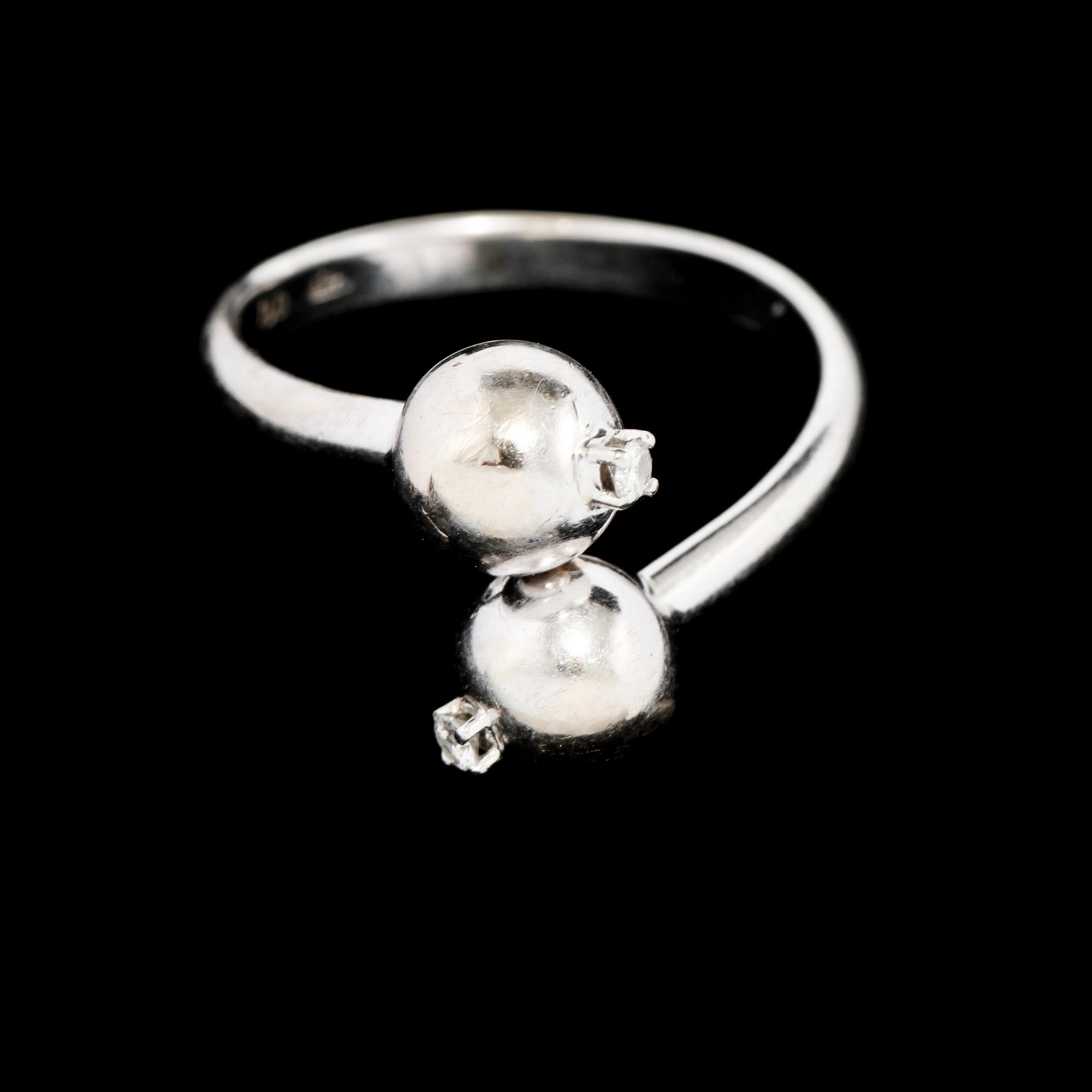 RING, 18K vitguld med 2 briljantslipade diamanter, ca 0.06 ct, utländska stämplar. Vikt 4,0 g.