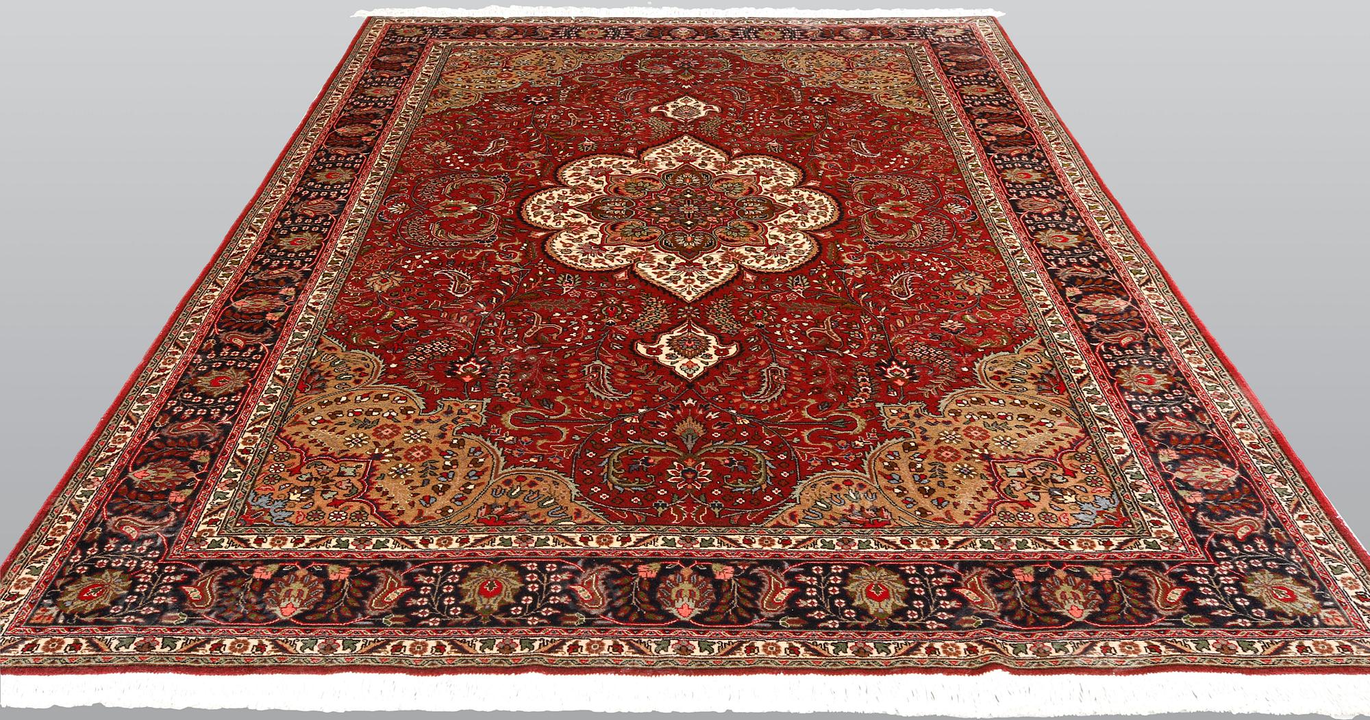 A part silk Tabriz carpet, sk 40 radj, ca 300 x 203 cm.