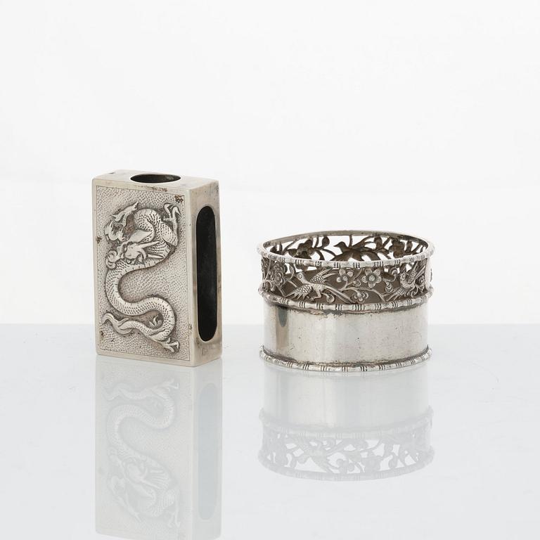 Askar med lock, två stycken, tändstickshållare och coaster, silver. Kina, olika mästarstämplar, 1900-tal.
