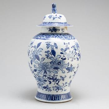 A large blue and white export vase with cover, Qing dynasty, Qianlong (1736-95).