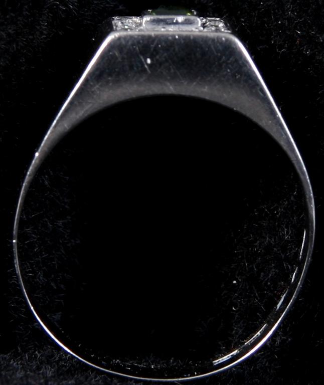 RING, vitguld, briljanter samt grön sten. Tot vikt 4 gram.
