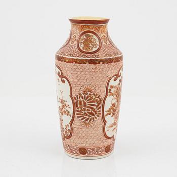 A porcelain vase, Japan, beginning of the 20th century.