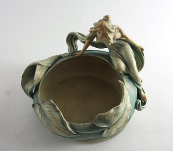 JARDINIERE, porslin, art nouveau, Teplitz, Böhmen, omkring 1900.