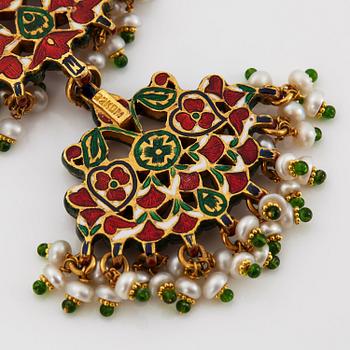 An Indian demi parure comprising a necklace and a pair of earrings.