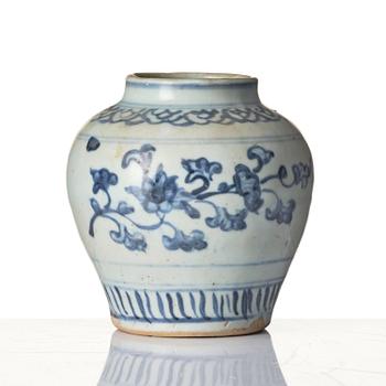 A blue and white jar and a dish, Ming dynasty (1368-1644).