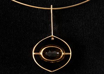Elis Kauppi, HALSSMYCKE, guld 14K, rökkvarts, Kupittaan Kulta 1961. Vikt tot. 12,9 g.