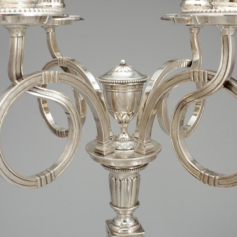 KANDELABRAR,  ett  par, silver, möjligen Nederländerna, Louis XVI stil, kring sekelskiftet 1900, vikt ca 4060 g.