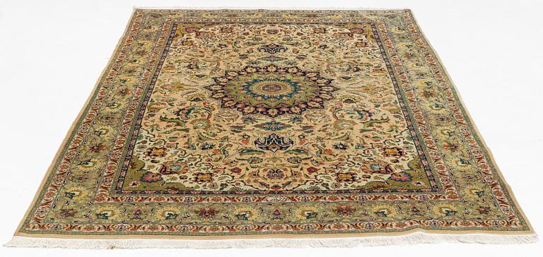 Rug, old Täbris, circa 290 x 194 cm.