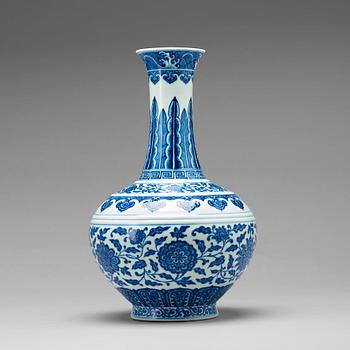 825. A blue and white vase, Qing dynasty, with Qianlong seal mark.