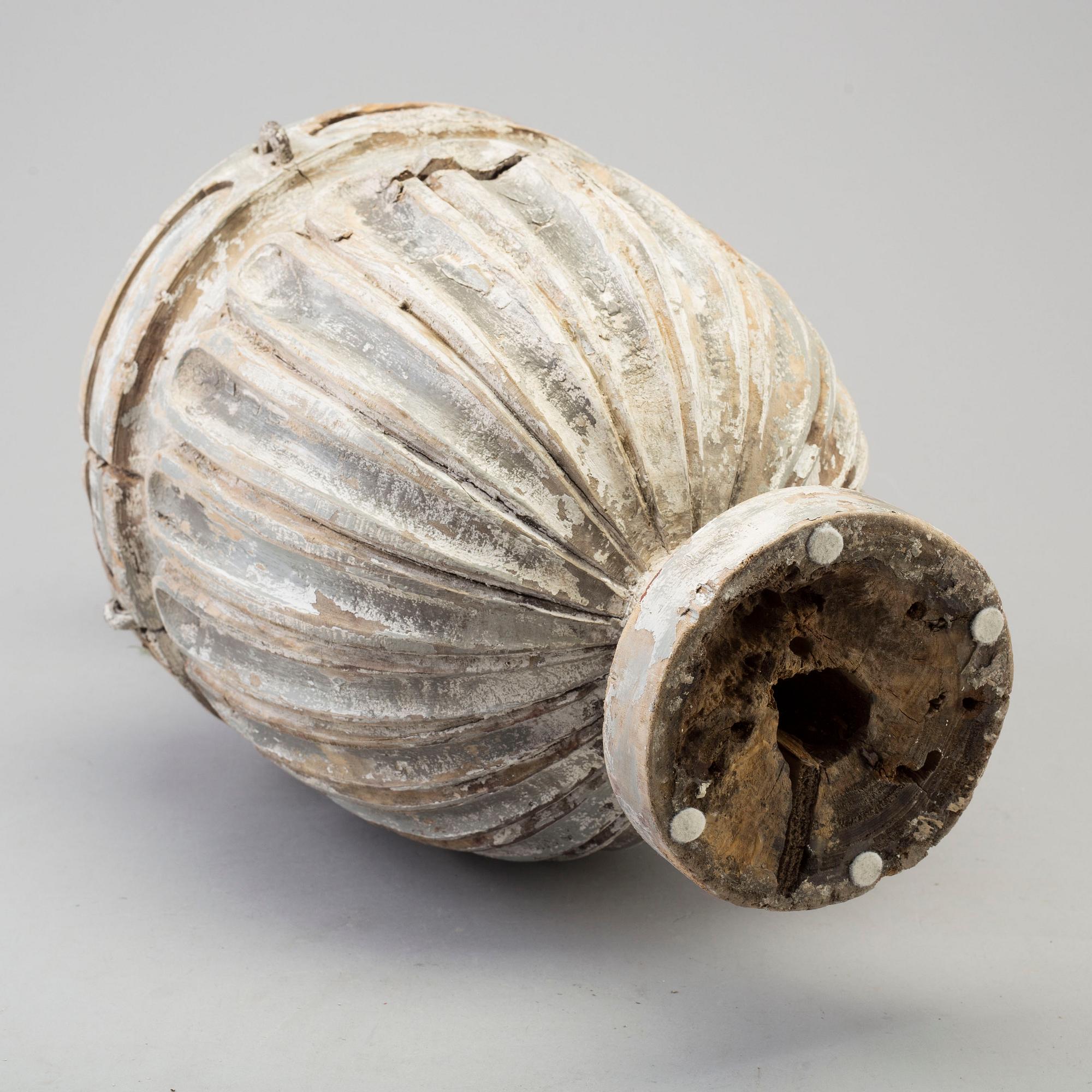 A carved decorative wood urn, late 18th / early 19th century.