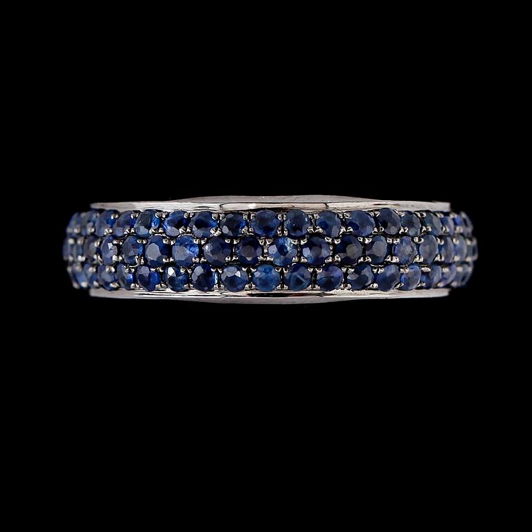 RING, 18K rhodinerat/svärtat guld, blå safirer tot ca 2.60 ct.