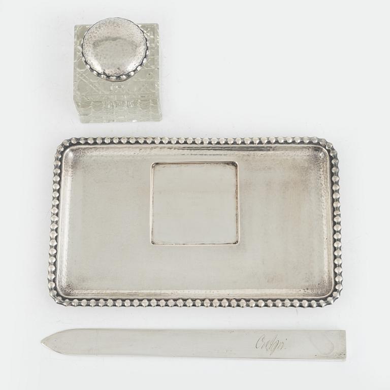 Skrivställ, silver, K. Anderson, Stockholm 1923 samt brevkniv, silver, G.A. Dahlgren, Malmö, troligen 1910.