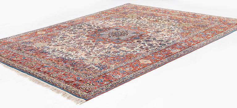 A semi-antique Isfahan carpet, ca 352 x 256 cm.