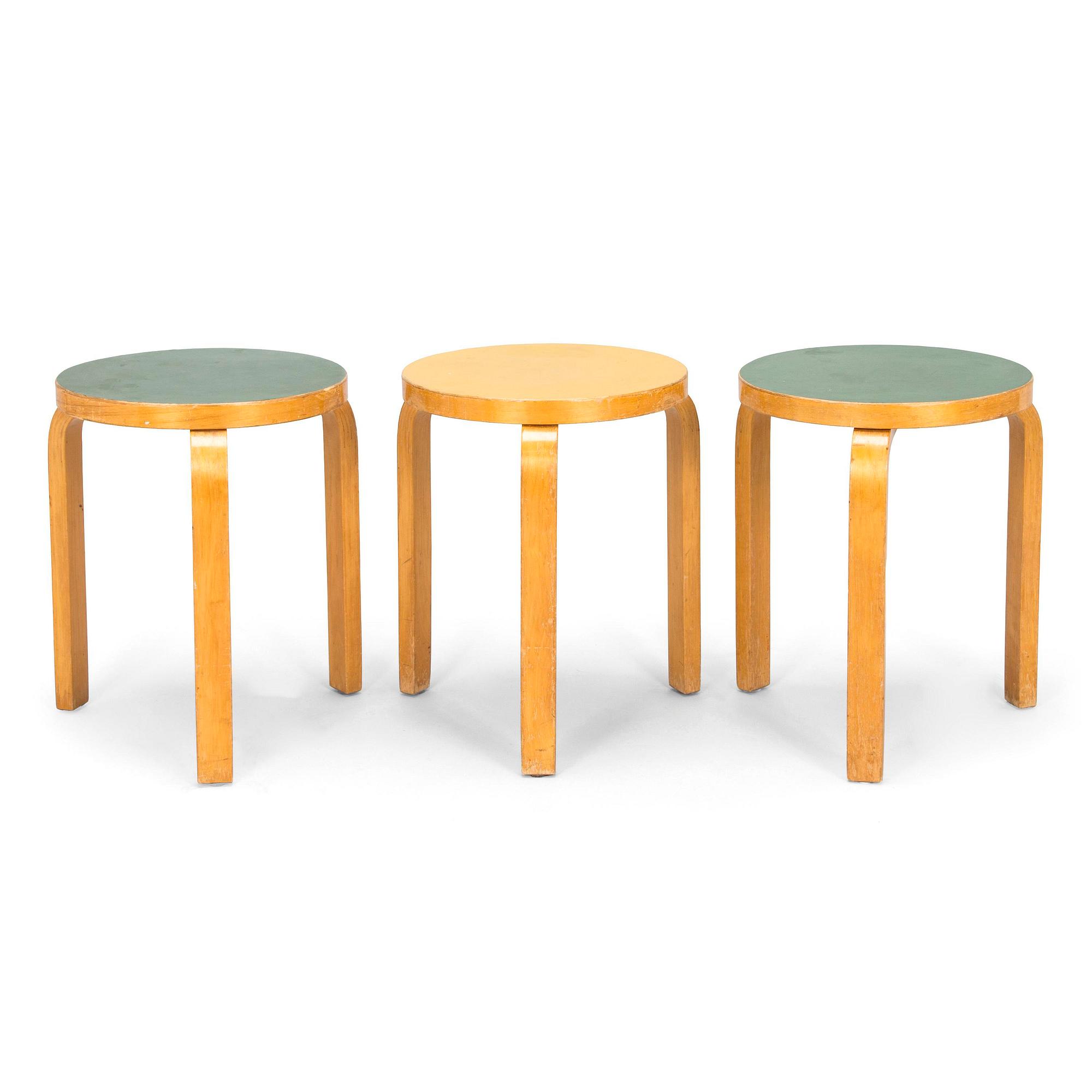Alvar Aalto, jakkaroita 3 kpl, malli 60, 1900-luvun puoliväli.